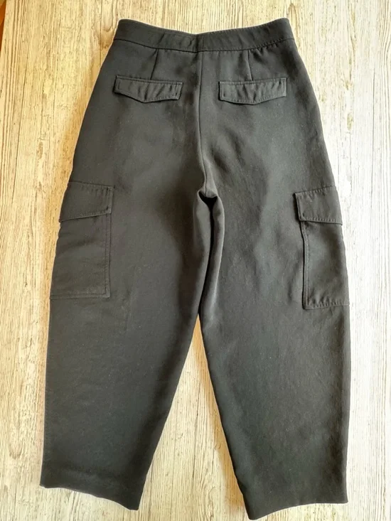 Wilfred Aritzia Shift Cargo Pant Relaxed barrel-leg crepe cargo pants in Black 8 - Picture 3 of 10